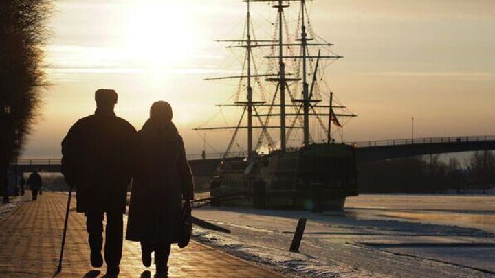 Жители Великого Новгорода во время прогулки по городу в морозный день