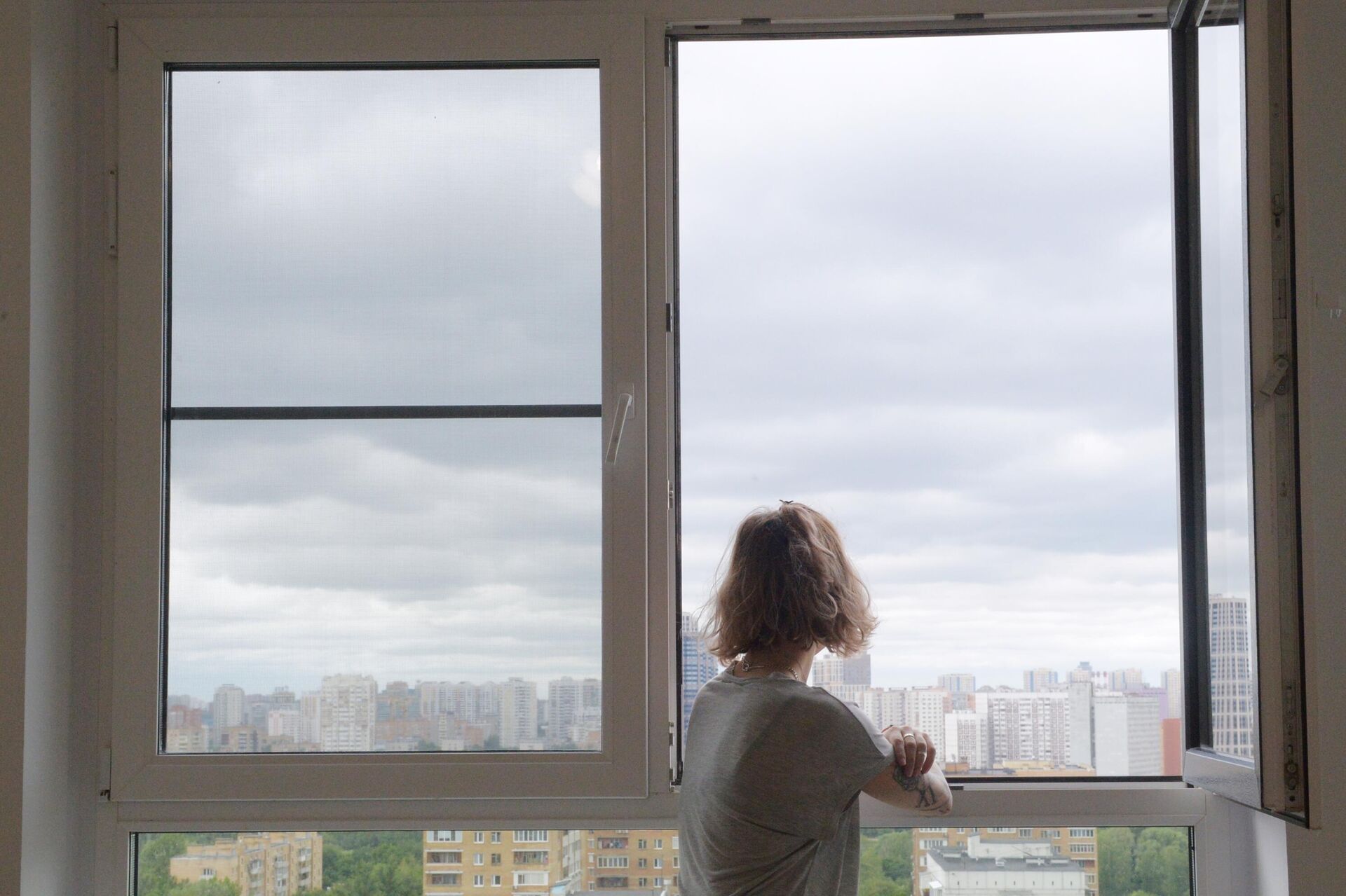 Девушка смотрит в окно - rnews, 1920, 11.11.2022