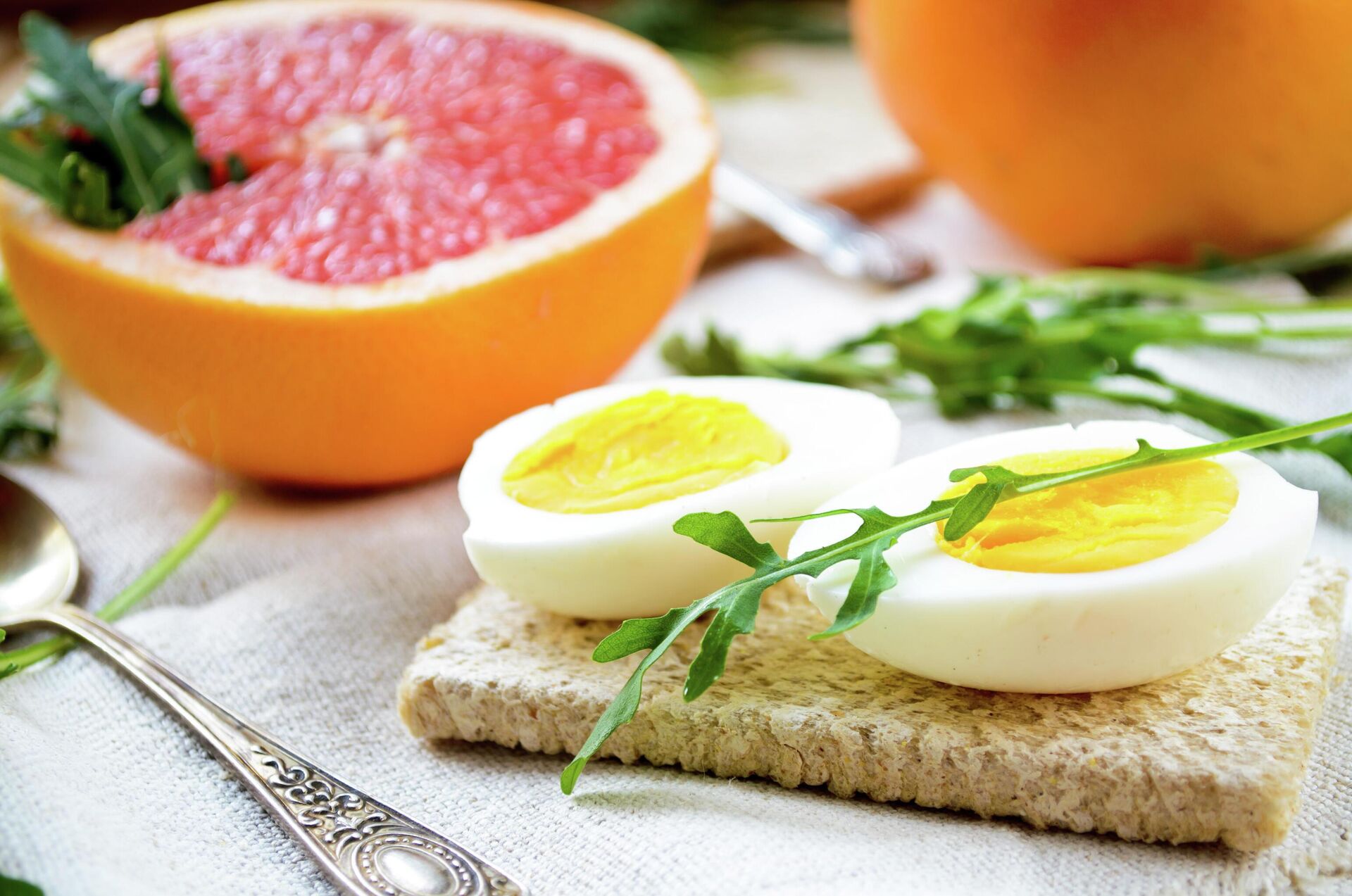 Завтрак с яйцами, грейпфрутом и листьями рукколы - rnews, 1920, 02.08.2022