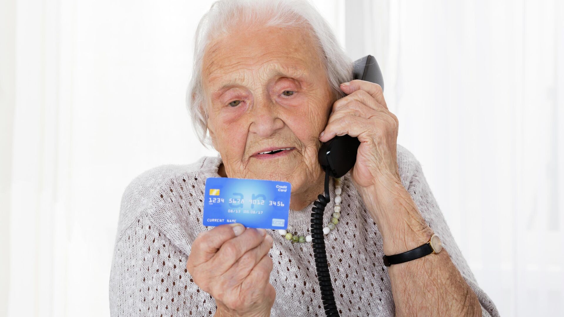 Пожилая женщина с банковской картой - rnews, 1920, 15.08.2022
