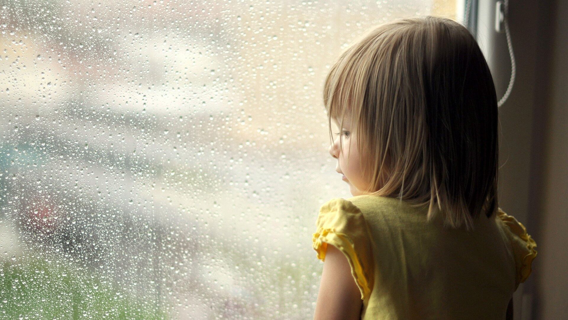 Девочка стоит у окна - rnews, 1920, 06.09.2022