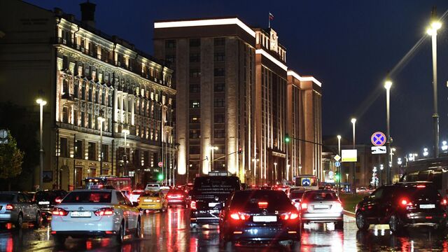 На Моховой улице во время дождя. На дальнем плане: здание Государственной Думы РФ