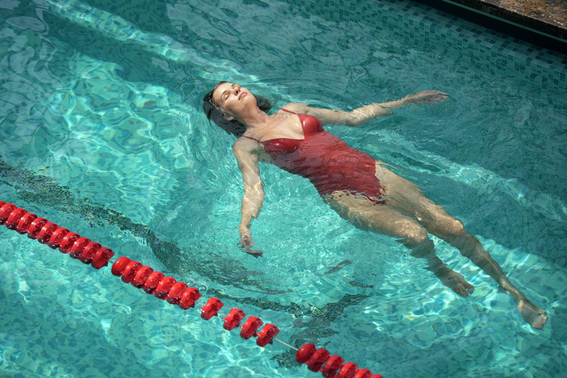 Девушка расслабляется после тренировки в бассейне  - rnews, 1920, 21.10.2022