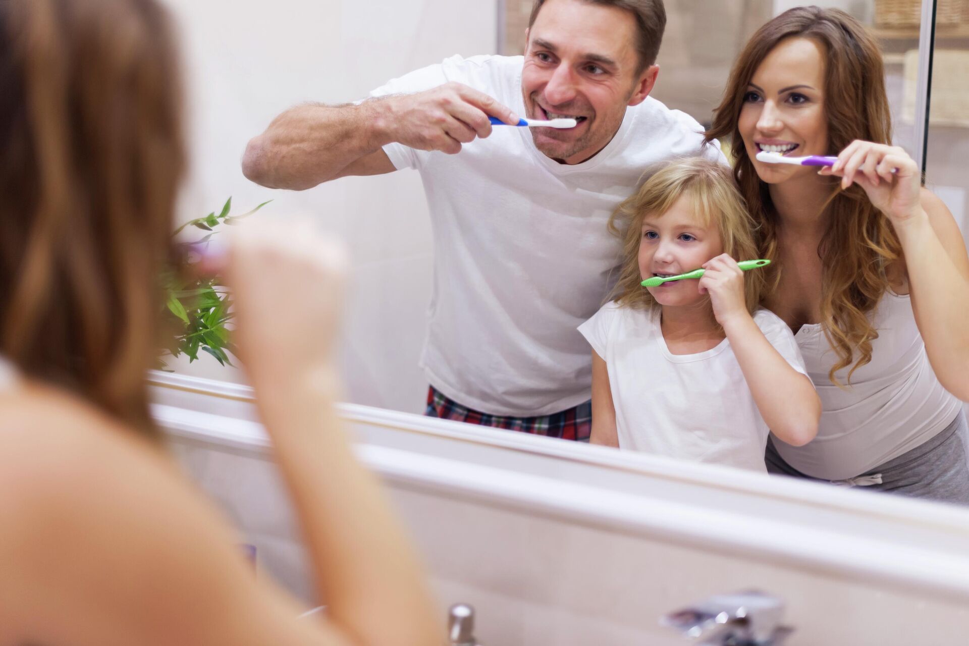 Семья чистит зубы  - rnews, 1920, 21.10.2022