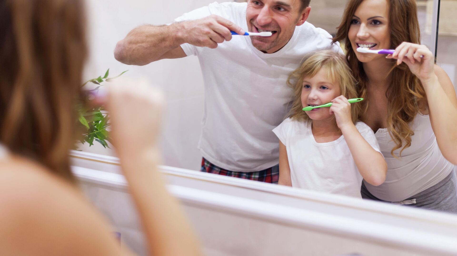 Семья чистит зубы  - rnews, 1920, 31.10.2023