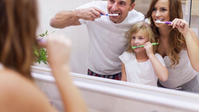 Семья чистит зубы 