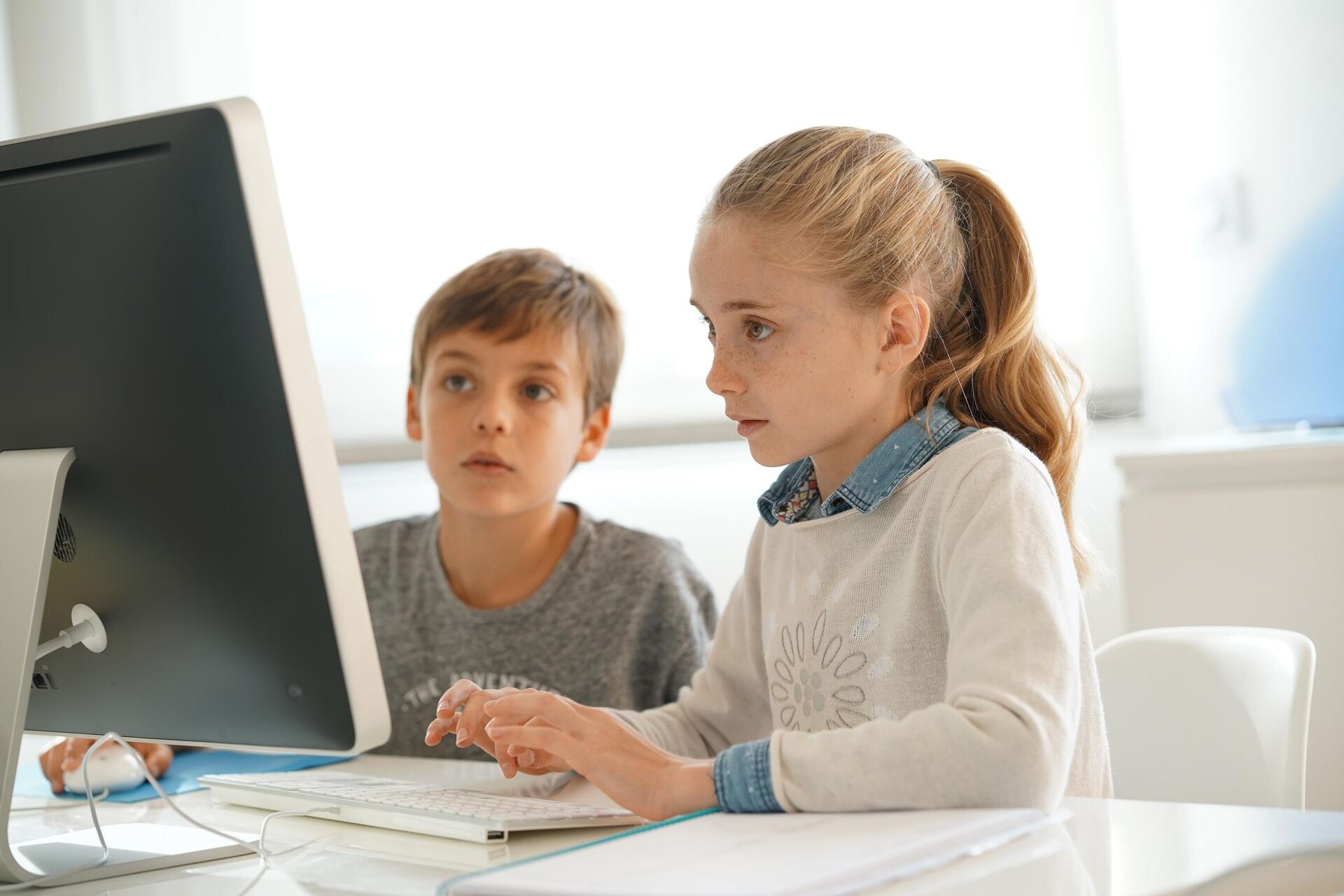 Дети сидят за компьютером - rnews, 1920, 18.11.2022