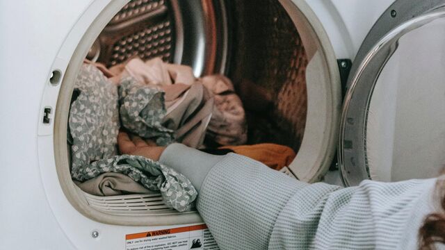Загрузка белья в стиральную машинку