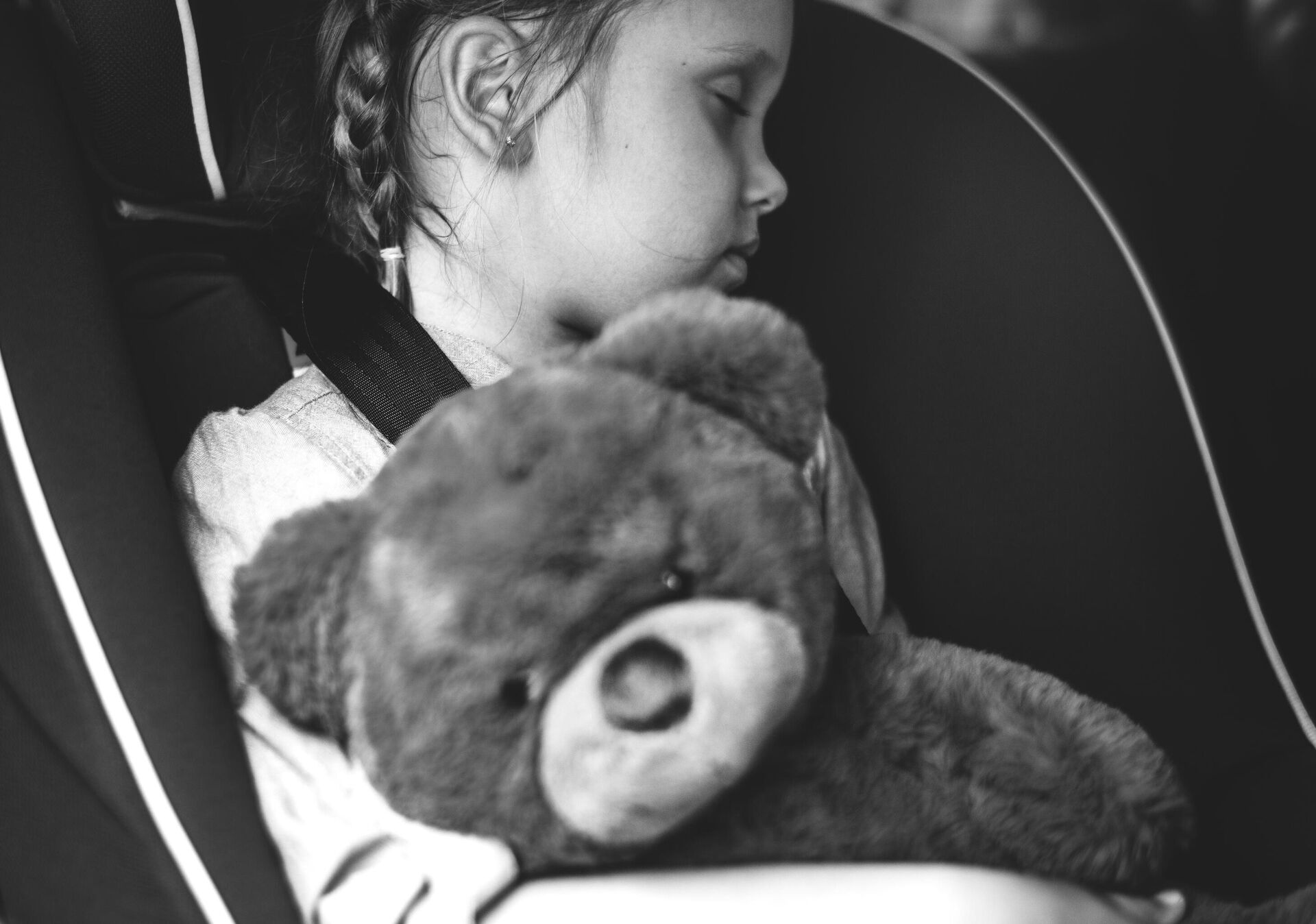 Девочка спит в машине с игрушкой - rnews, 1920, 11.11.2022