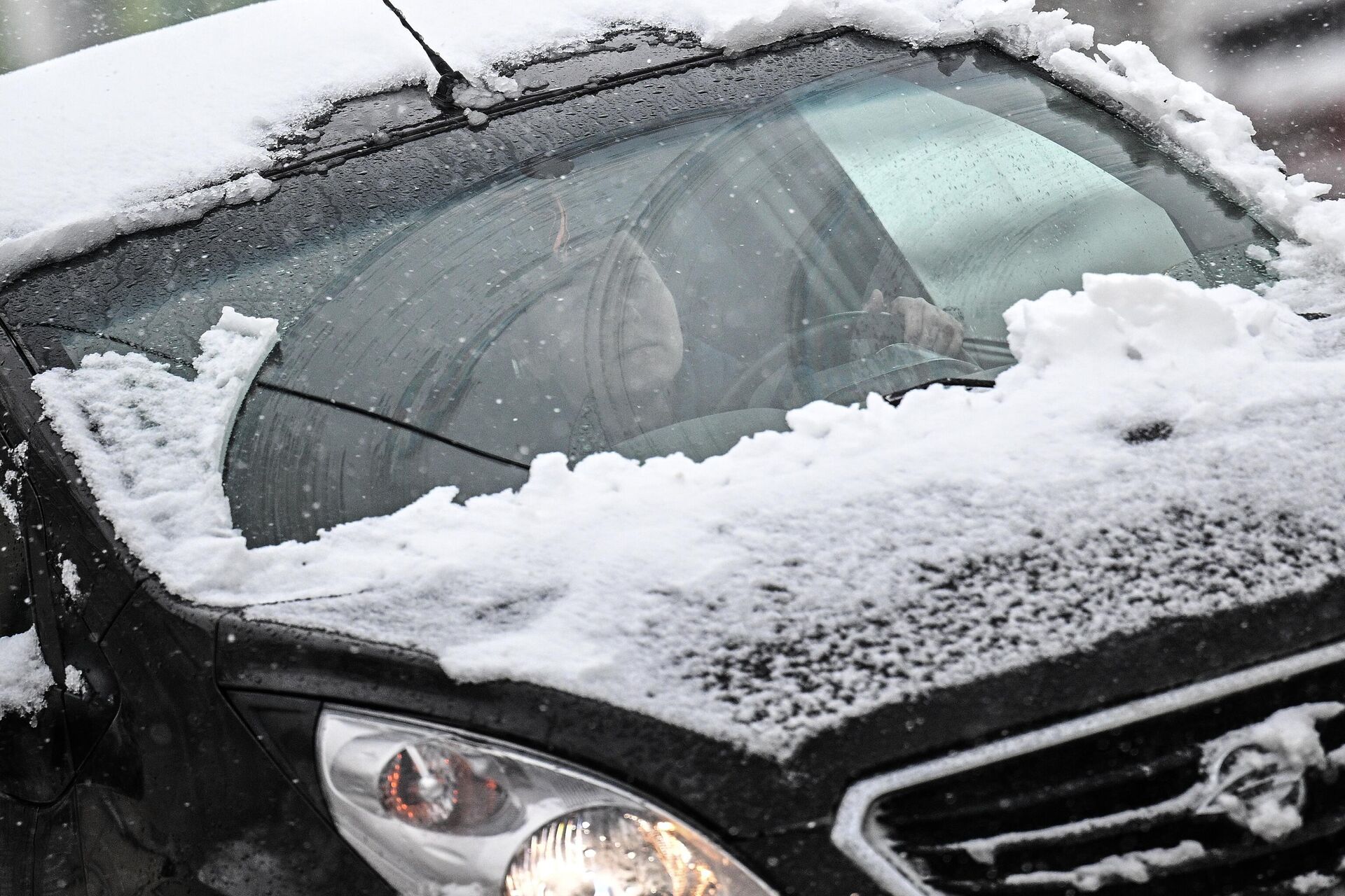 Женщина за рулем автомобиля во время снегопада - rnews, 1920, 15.11.2022