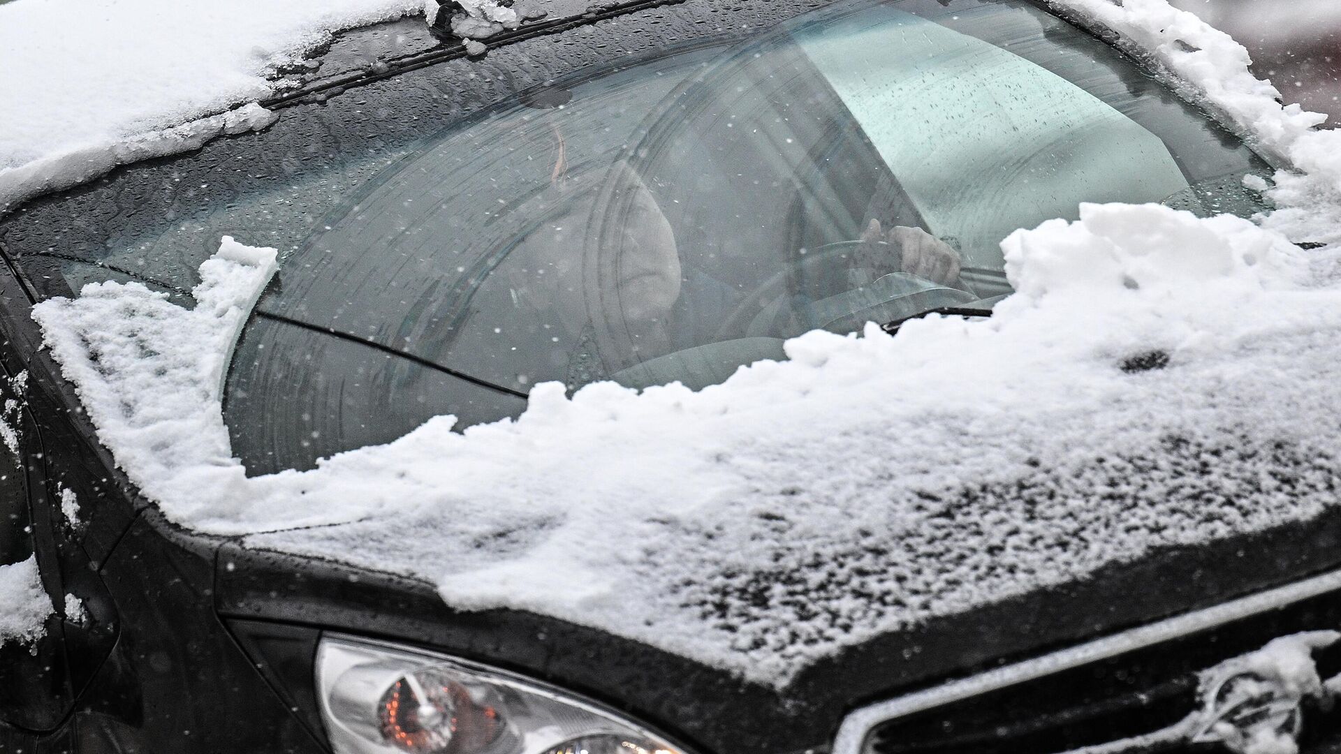 Женщина за рулем автомобиля во время снегопада - rnews, 1920, 24.11.2022