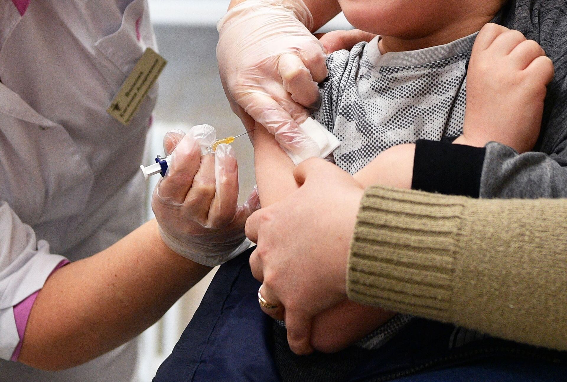 Медицинская сестра делает укол ребенку в детской поликлинике - rnews, 1920, 05.12.2022