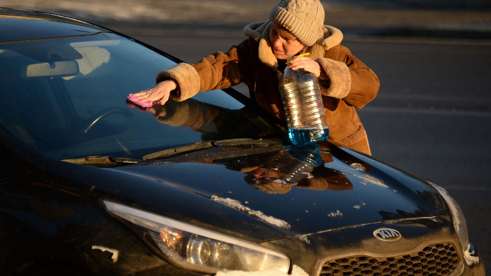 Женщина чистит от инея лобовое стекло машины в морозный день в Москве - rnews, 1920, 15.12.2022