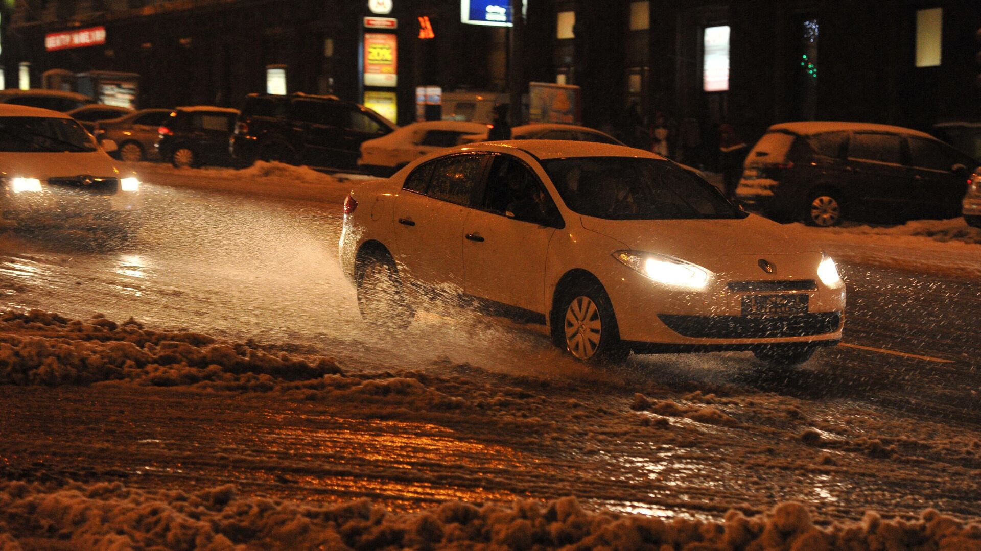 Автомобили на проезжей части одной из улиц во время ледяного дождя в Москве - rnews, 1920, 17.12.2022