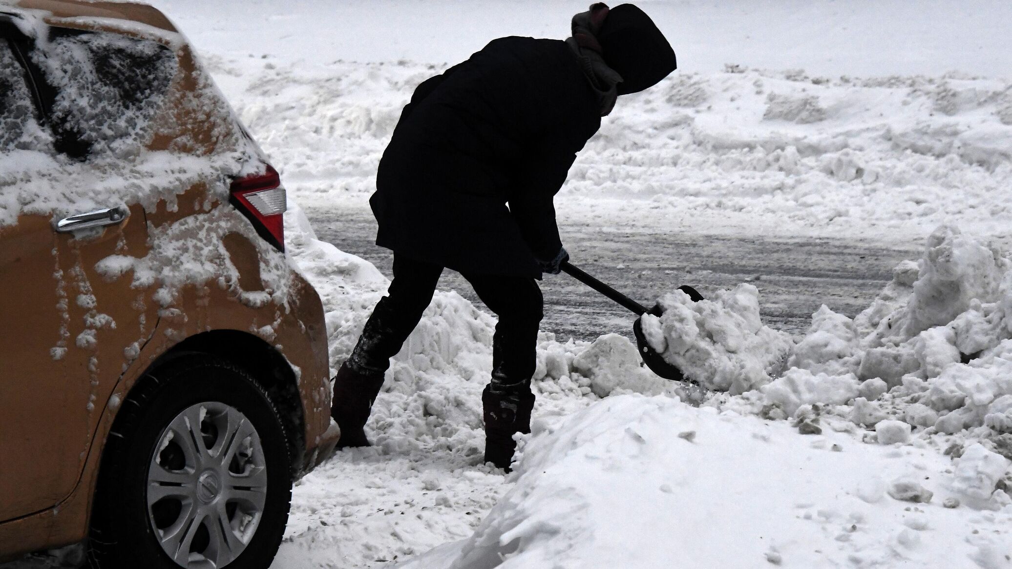 Вытащить из сугроба. Машина застряла в снегу. Машины выросли в снег. Убирают снег Ставрополь.
