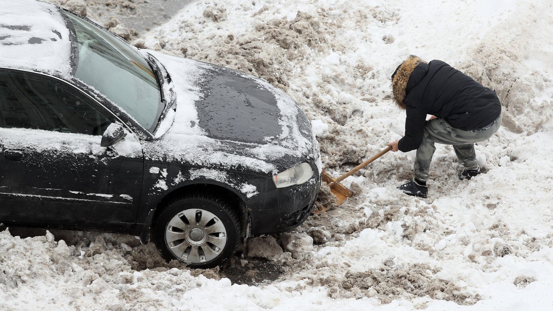 Водитель откапывает из снега свою машину после снегопада - rnews, 1920, 07.12.2023