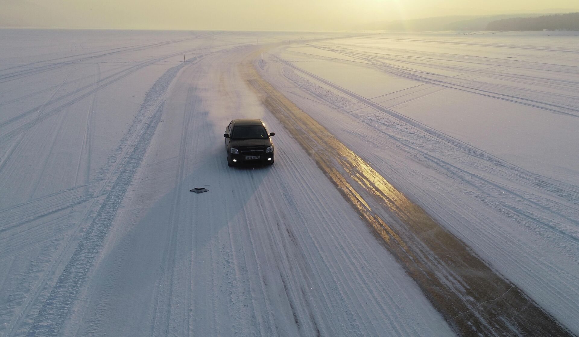 Автомобиль едет по зимнику, проложенному по льду Красноярского водохранилища - rnews, 1920, 23.12.2022