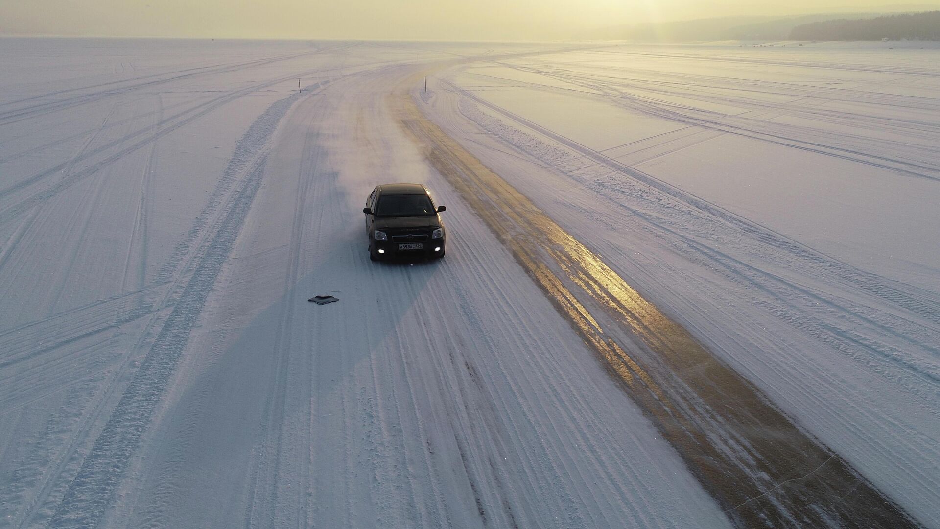 Автомобиль едет по зимнику, проложенному по льду Красноярского водохранилища - rnews, 1920, 12.03.2023