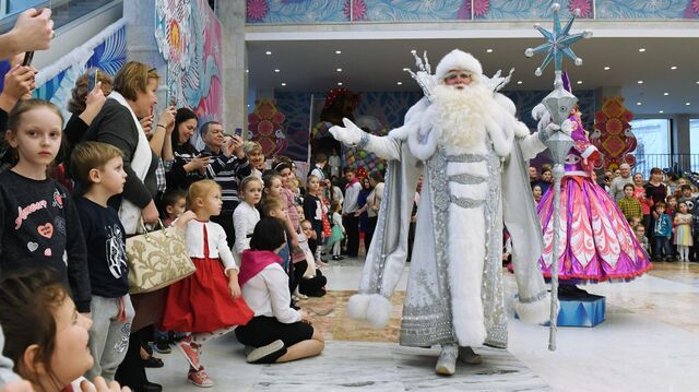 Дед Мороз выступает на Патриаршей Рождественской елке в Государственном Кремлевском дворце в Москве