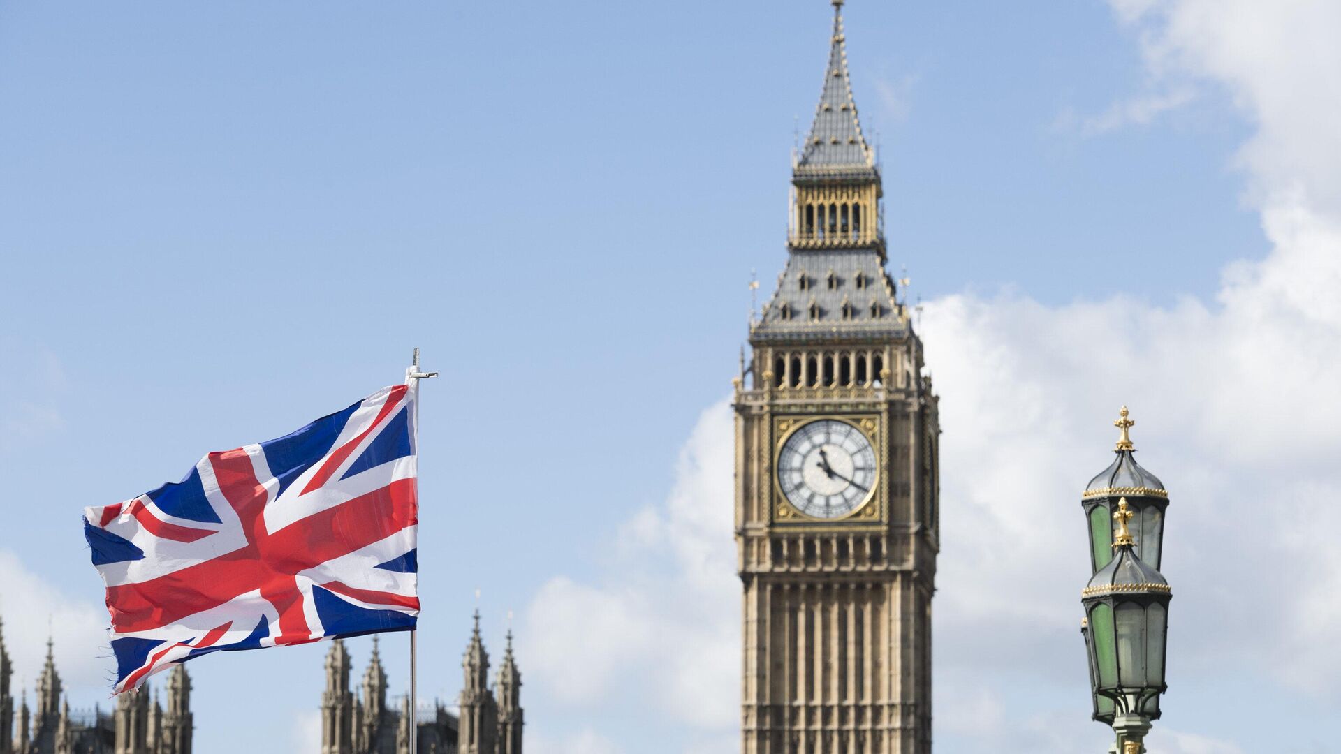 Флаг Великобритании на фоне Вестминстерского дворца в Лондоне - rnews, 1920, 29.01.2023
