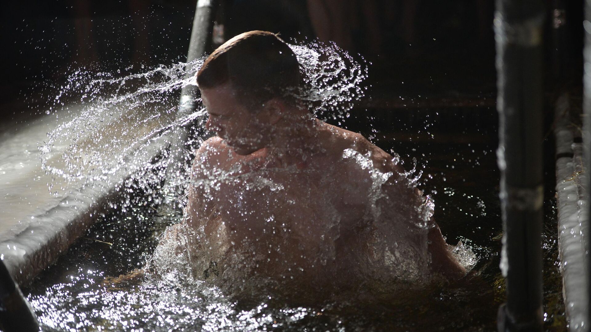 Мужчина во время ночных крещенских купаний в центре Екатеринбурга - rnews, 1920, 18.01.2023