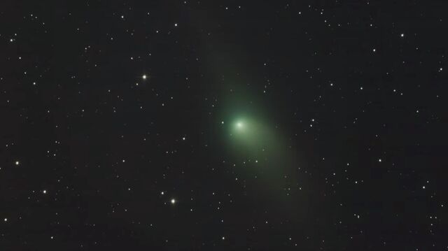 Комета C/2022 E3 (ZTF), кадр из видео с канала Astro Channel