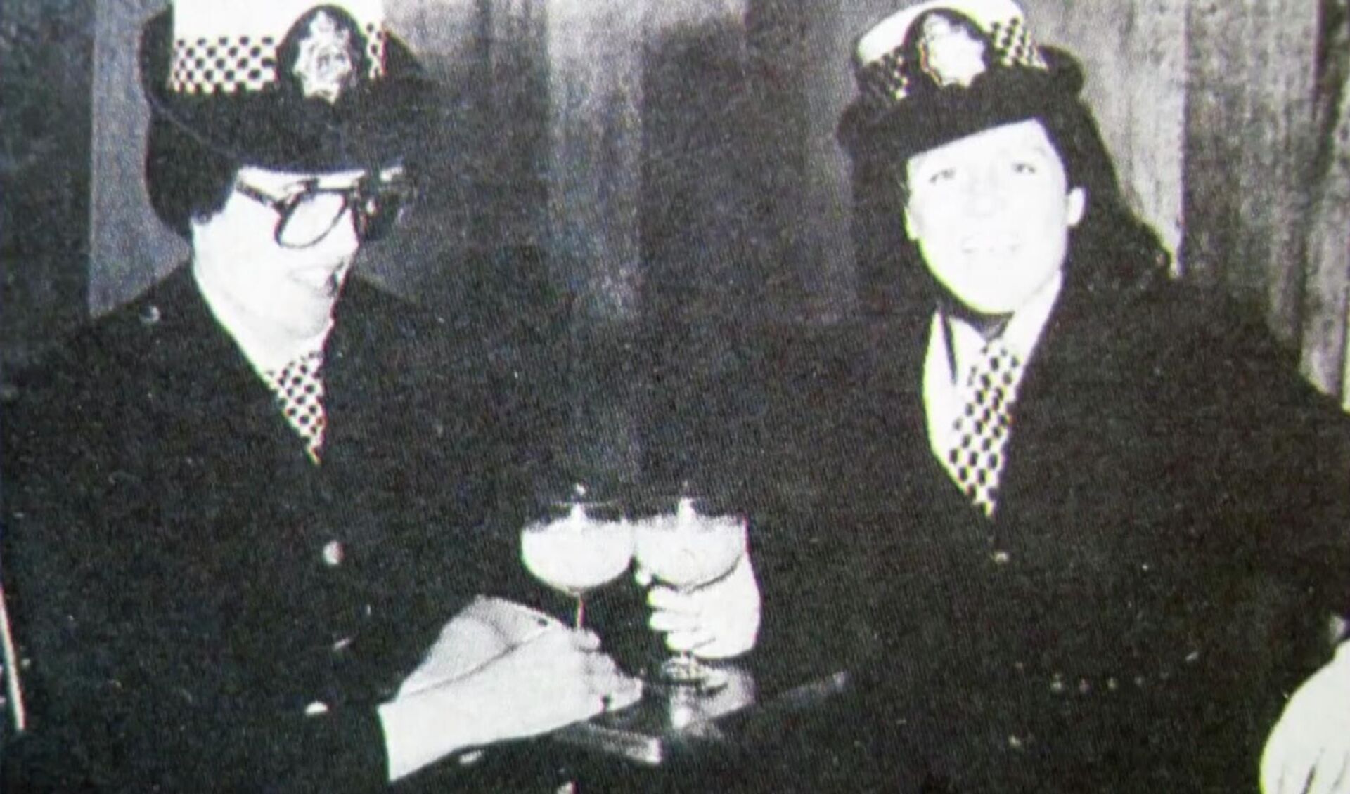 Принцесса Диана и Сара Фергюсон в костюме полицейских. - rnews, 1920, 15.03.2023