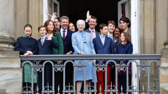 Датская королевская семья на королевском балконе 16 апреля 2023 года