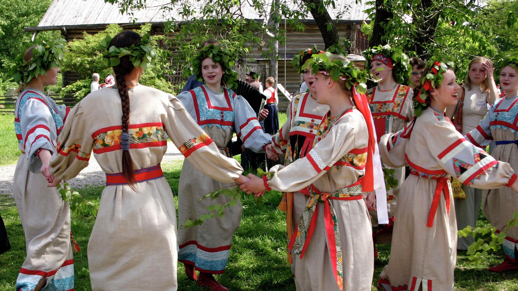 воробьёвы горы фестиваль. с красной горкой. игровые хороводы русские народные. красная горка 2024. красная горка обложка книги.