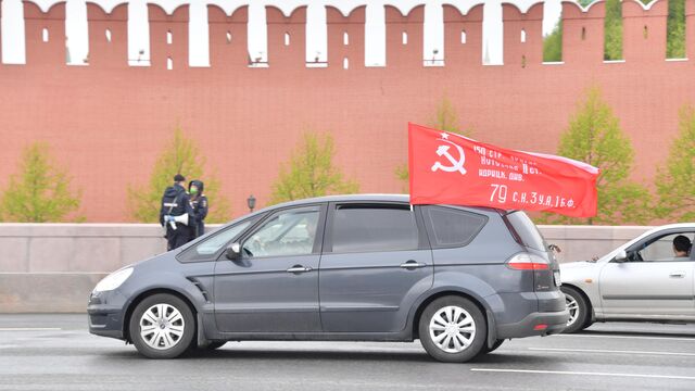 Автомобиль с флагом в День Победы