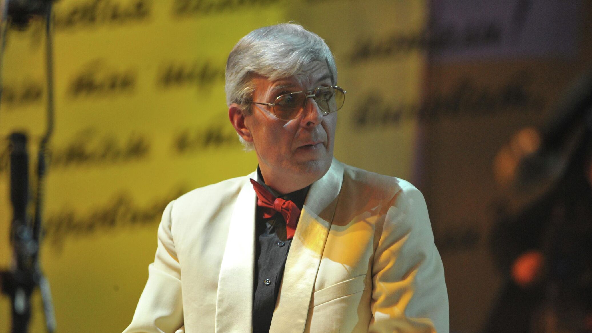 Композитор латвия известный раймонд паулс. Раймонд паулс капли боли. Композитор раймонд паулс. Фото раймонда паулса. Раймонд паулс портрет.