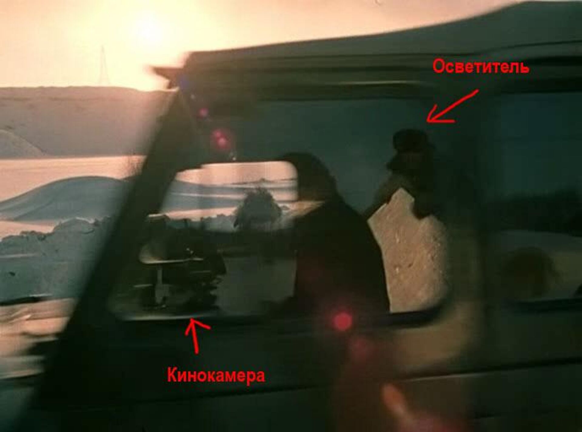 Отражение члена съемочной группы в окне УАЗа - rnews, 1920, 19.09.2023
