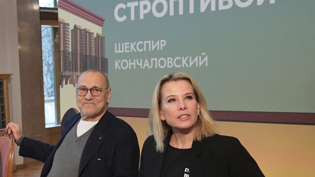 Андрей Кончаловский и актриса Юлия Высоцкая на пресс-конференции