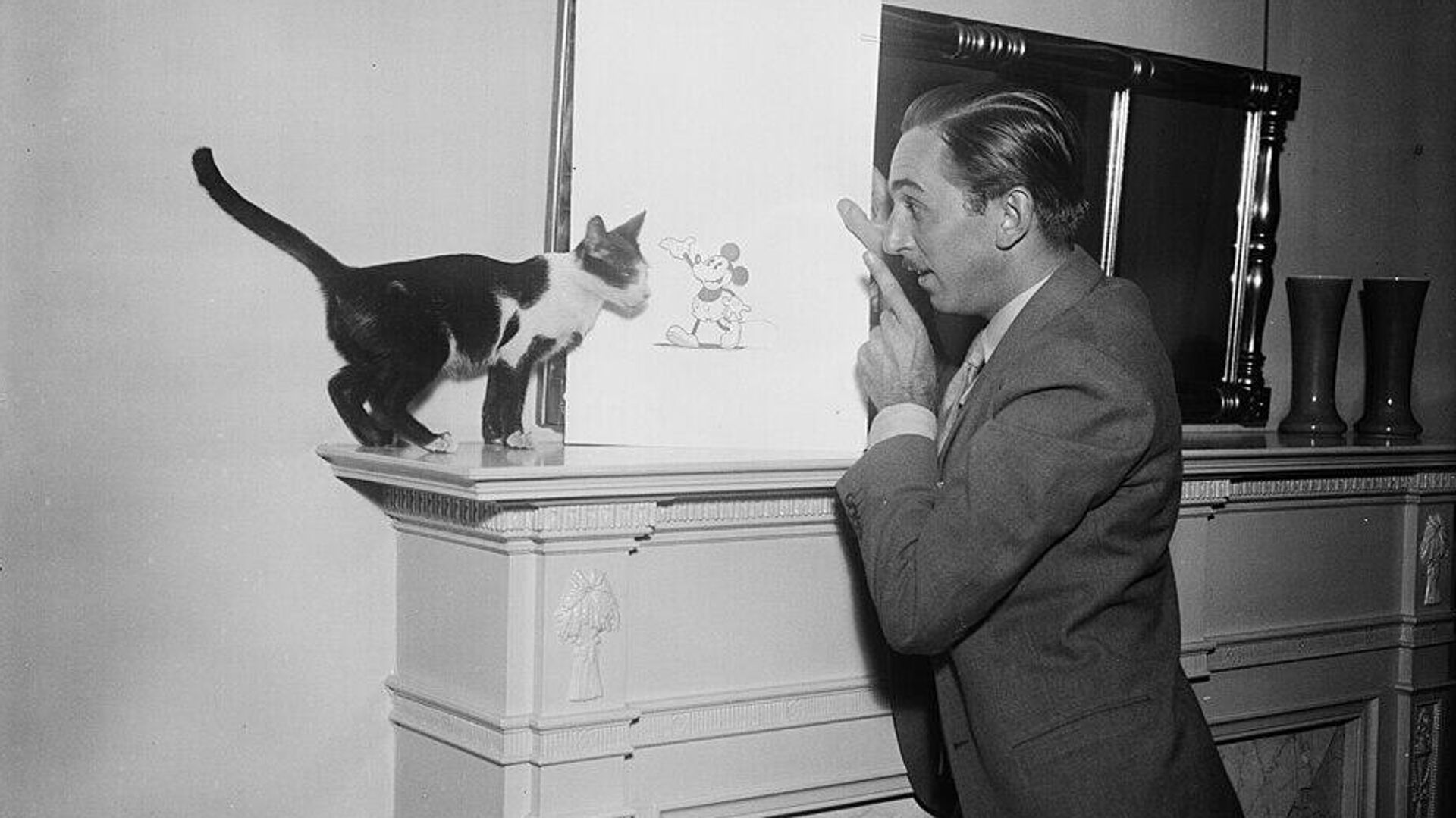 Уолт Дисней с рисунком Микки Мауса Уолт Дисней с рисунком Микки Мауса - rnews, 1920, 17.10.2023