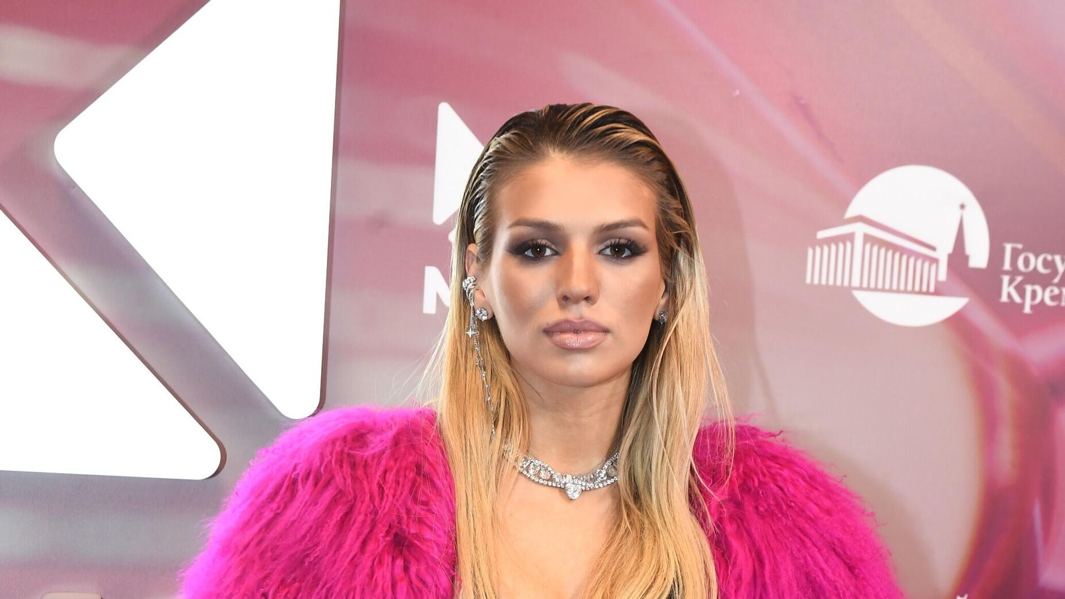 Псевдомодели люся чеботина. Дубцова певица. Люся чеботина в клипе лучшая подруга. Клип люси чеботиной лучшая подруга. Псевдомодели люся чеботина.