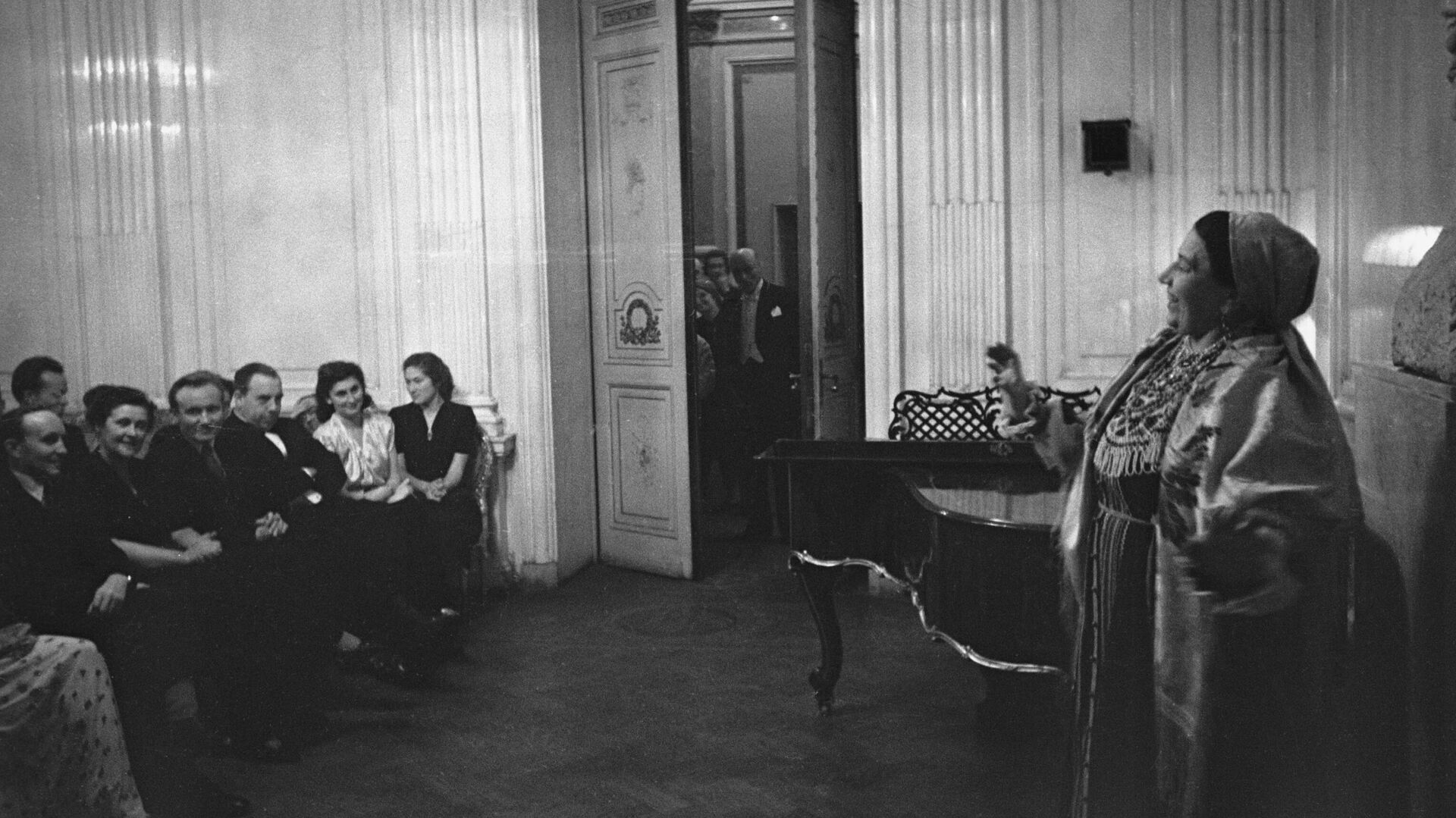 Лидия Русланова во время выступления - rnews, 1920, 27.10.2023
