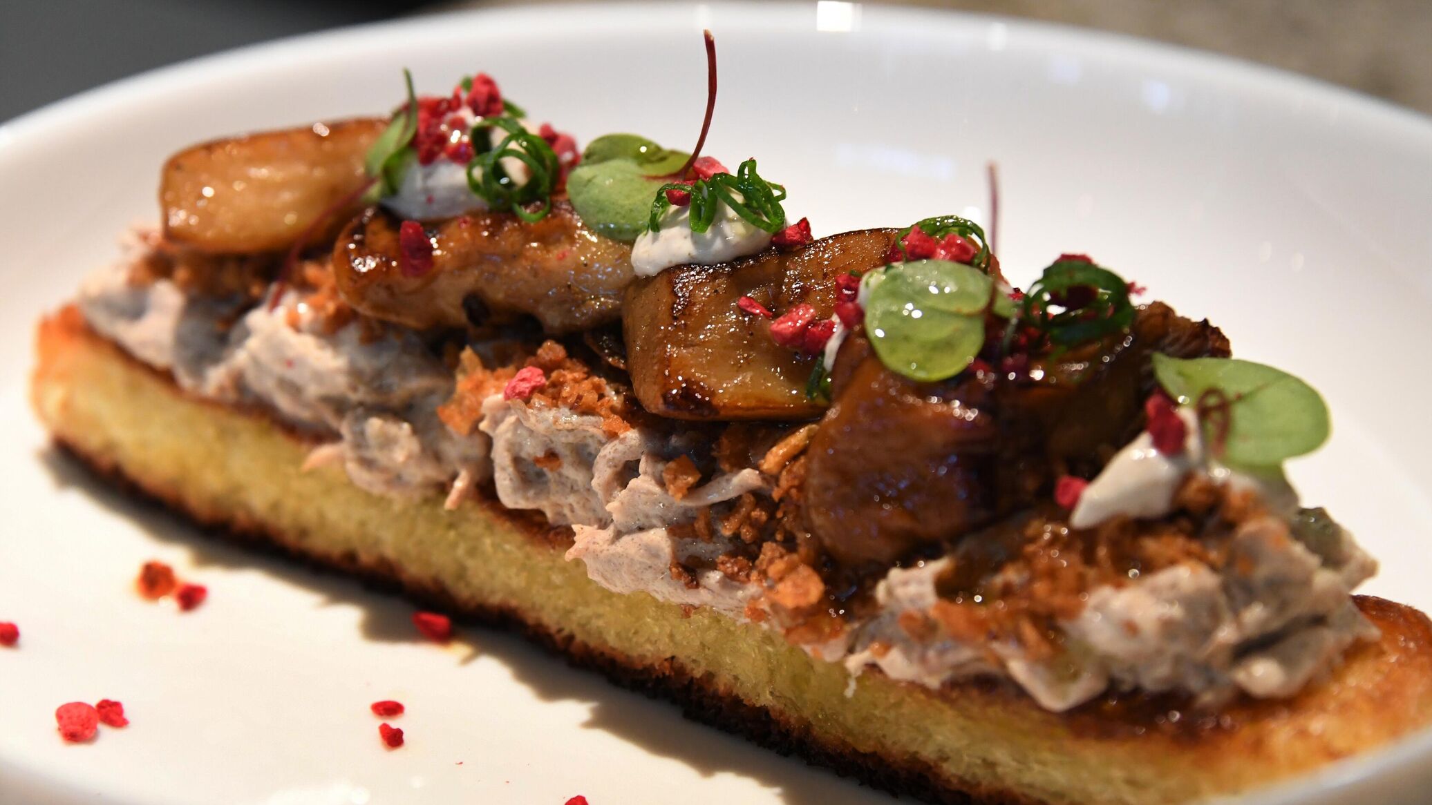 Брускетта с уткой. Брускетта милано. Канапе с копченой утиной грудкой. Брускетты с уткой. Брускетта милано.