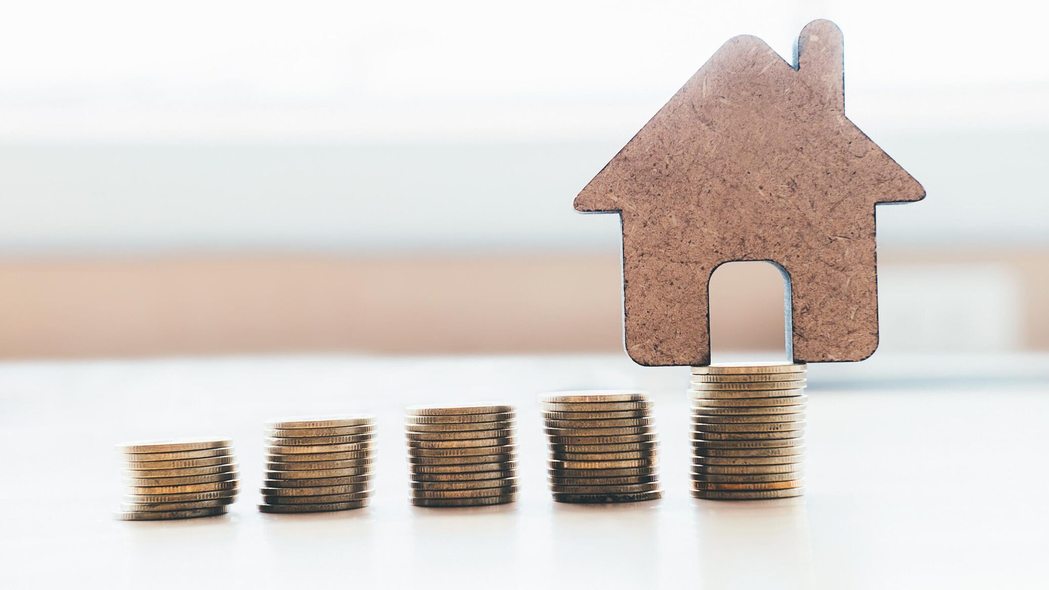 макет дома. инвестиции в недвижимость. рынок недвижимости. рента от сдачи жилья. High value изображение.