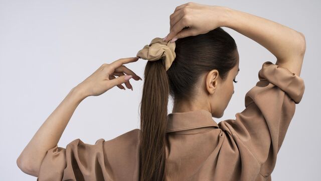 Парикмахеры рекомендуют как можно меньше носить заколки и резинки на голове, так как они портят волосы