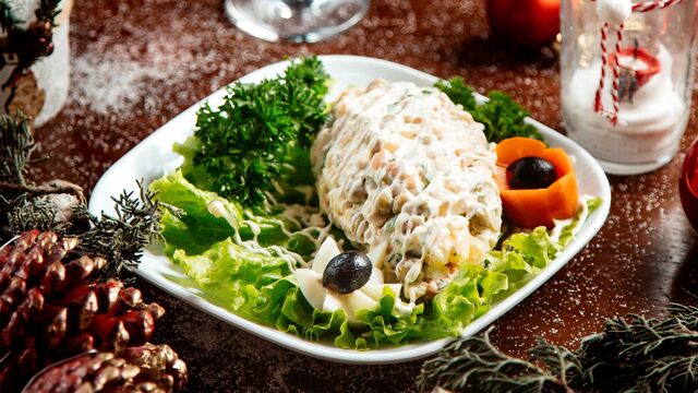 Традиционный русский новогодний салат оливье: интересные вариации рецептов, хитрости, кулинарные лайфхаки