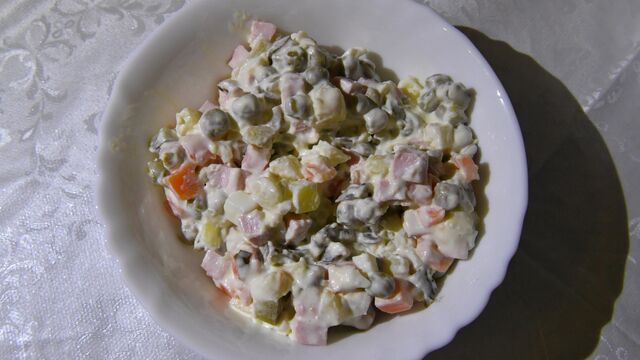 Тарелка с салатом Оливье