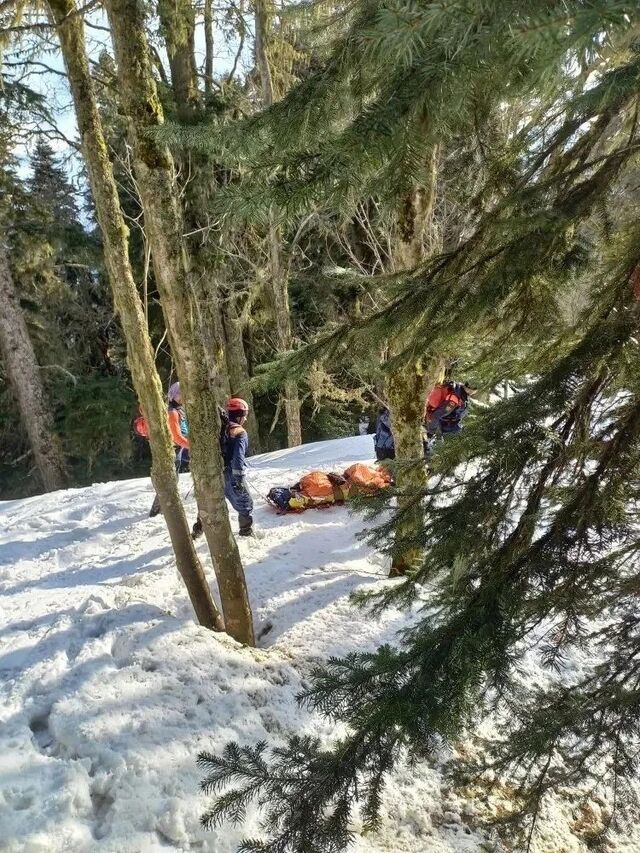Спасатели эвакуировали туристку с травмой ноги с заснеженного склона в Сочи. - Кубань 24. Новости, происшествия, ДТП, 22.04.2026
