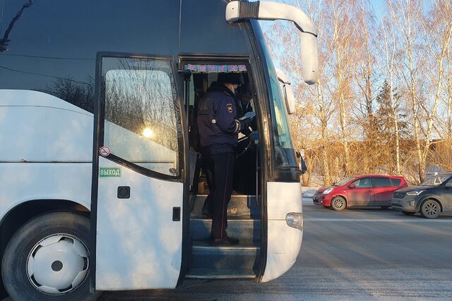 Пассажиров рейсового автобуса «Екатеринбург — Челябинск» высадили на трассе - Уральский меридиан, 17.05.2025