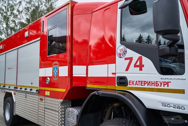 В Екатеринбурге пьяный мужчина поджёг тополиный пух и сжёг восемь автомобилей - Уральский меридиан, 11.06.2025