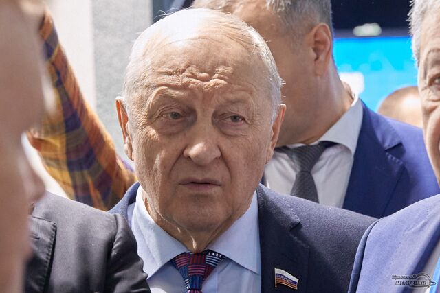 Эдуард Россель, напутствуя Дениса Паслера, рассказал о противостоянии Москве - Уральский меридиан, 12.06.2025