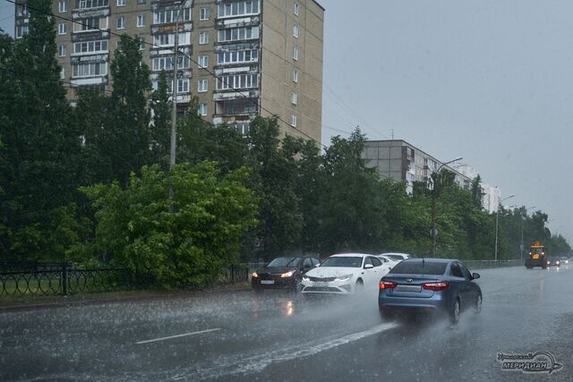 В Екатеринбурге из-за ливня встал электротранспорт - Уральский меридиан, 13.06.2025