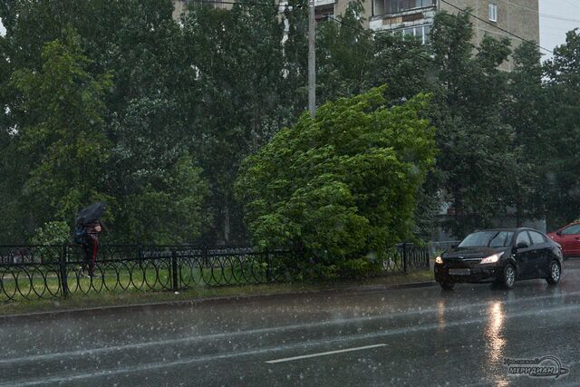 МЧС предупредило свердловчан о сильных дождях, граде и грозах - Уральский меридиан, 04.07.2025