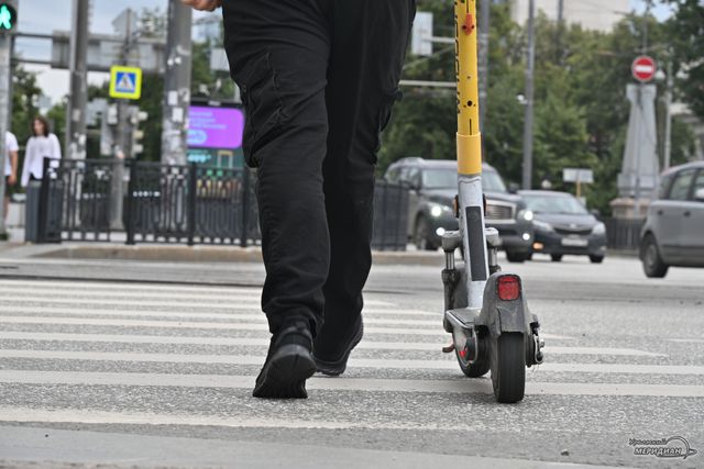 В Екатеринбурге женщина за рулём «Москвича» сбила подростка на самокате - Уральский меридиан, 09.09.2026