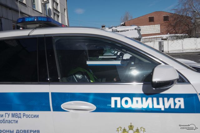 В Екатеринбурге на иномарку рухнуло спиленное дерево - Уральский меридиан, 24.10.2026