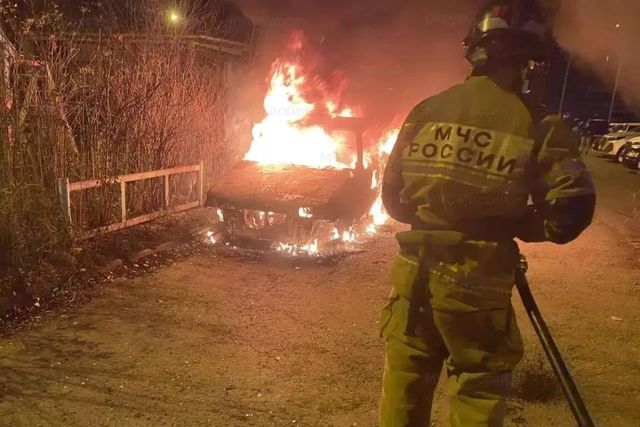 В Екатеринбурге за три минуты потушили горящий «ВАЗ» - Уральский меридиан, 24.10.2026